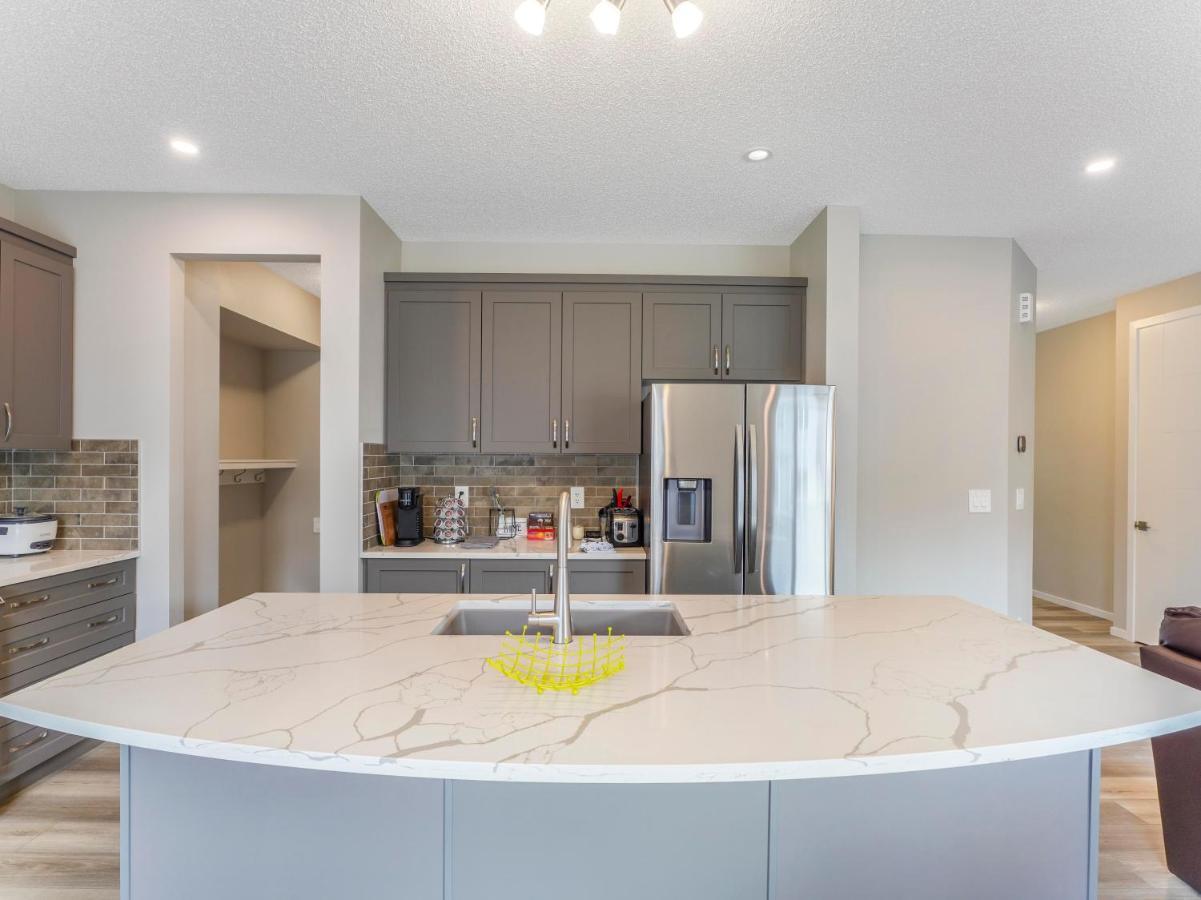 A Cozy 3 Bedroom New House With 2 Living Apartment Edmonton