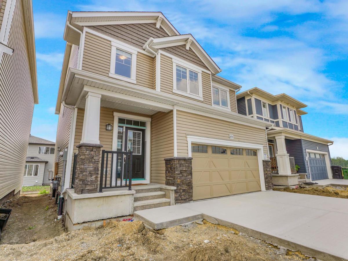A Cozy 3 Bedroom New House With 2 Living Apartment Edmonton