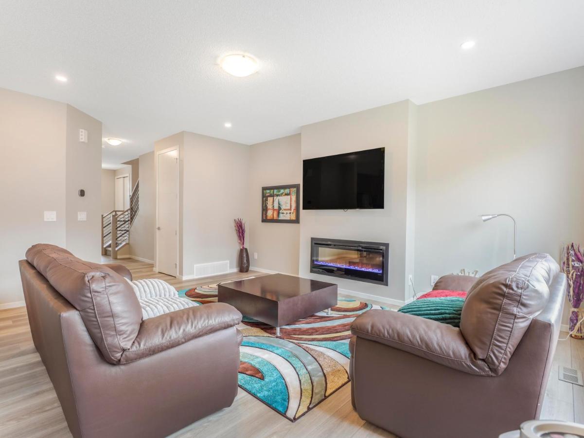 A Cozy 3 Bedroom New House With 2 Living Apartment Edmonton