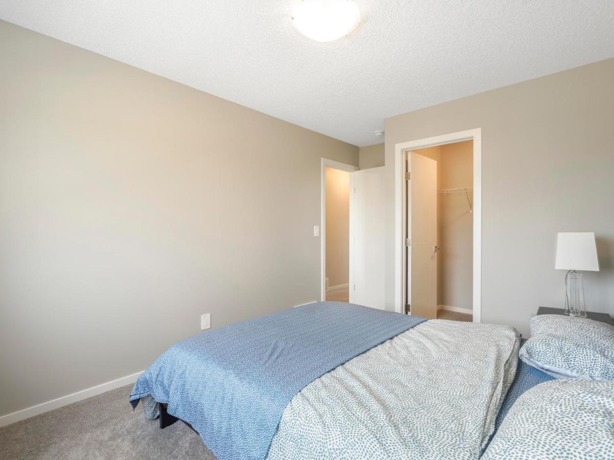 A Cozy 3 Bedroom New House With 2 Living Apartment Edmonton