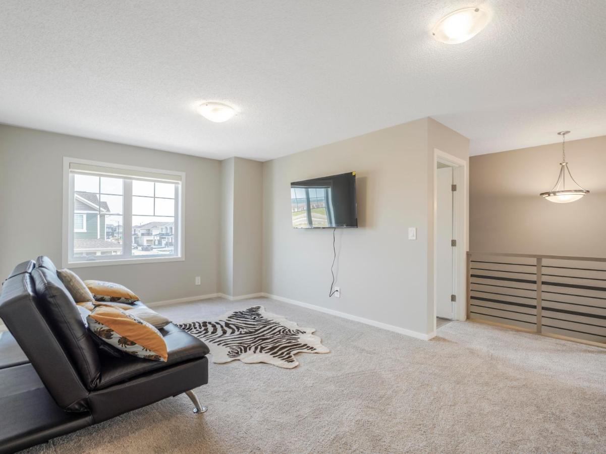 Apartment A Cozy 3 Bedroom New House With 2 Living Edmonton