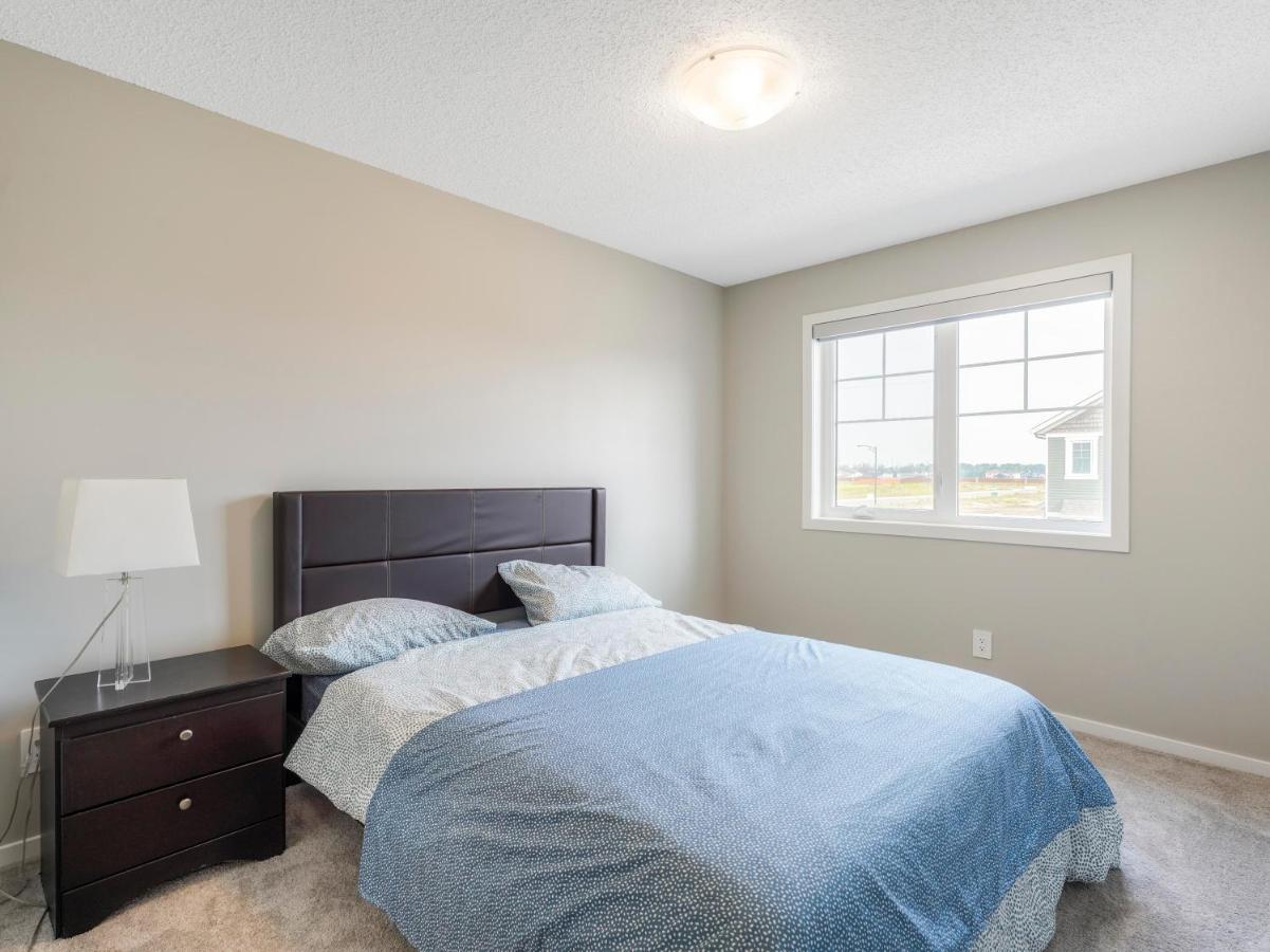 A Cozy 3 Bedroom New House With 2 Living *