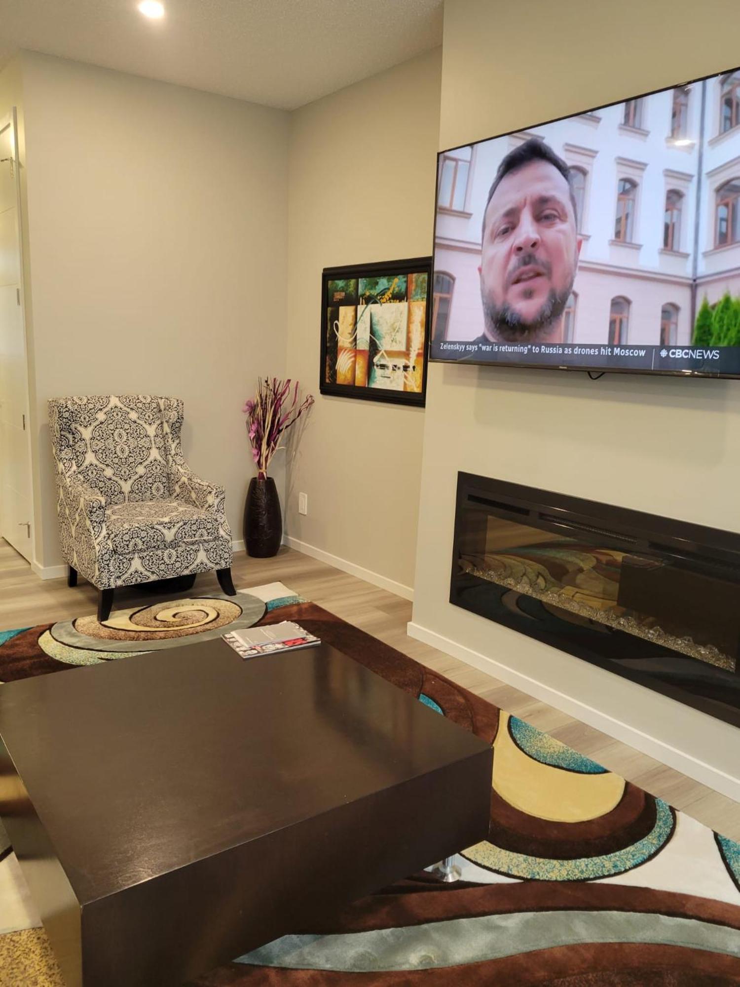 A Cozy 3 Bedroom New House With 2 Living *