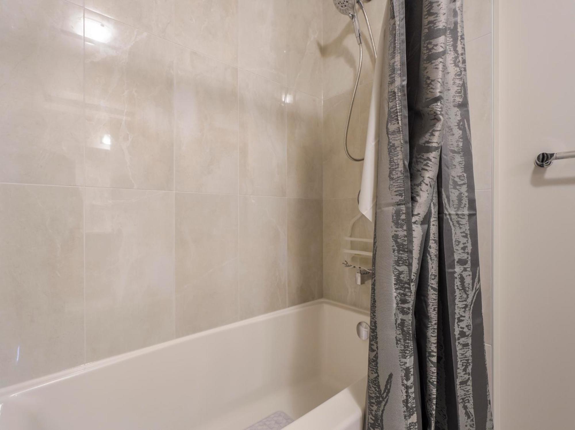 A Cozy 3 Bedroom New House With 2 Living Edmonton