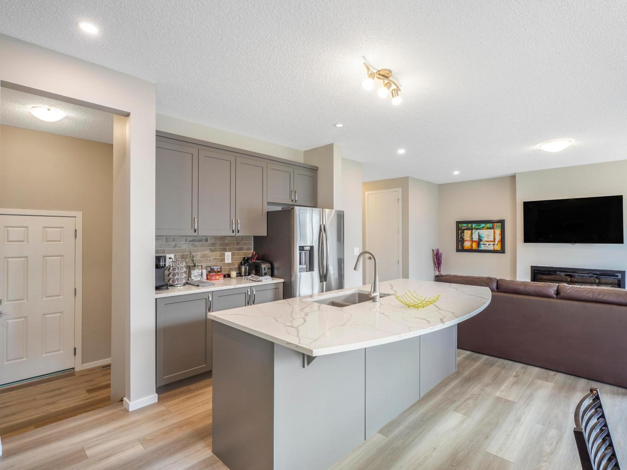 A Cozy 3 Bedroom New House With 2 Living Apartment Edmonton